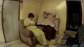 Худенькая телка загоняет в анально-вагинальное отверстие каблук перед камерой
